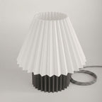 Detalhe do abajur plissado e fio trançado preto e branco da Luminária 02 – Vinga Estúdio