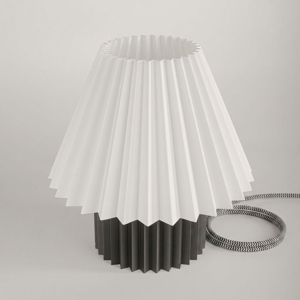 Detalhe do abajur plissado e fio trançado preto e branco da Luminária 02 – Vinga Estúdio