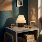Luminária 02 sobre criado-mudo com livros e copo d'água, decoração de quarto minimalista – Vinga Estúdio