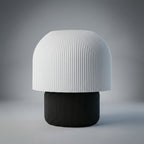 Luminária de mesa com cúpula arredondada em nervuras estilo cogumelo e base cilíndrica preta – Vinga Estúdio
