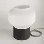 Detalhe das nervuras do difusor e fio trançado preto e branco da Luminária 04 – Vinga Estúdio
