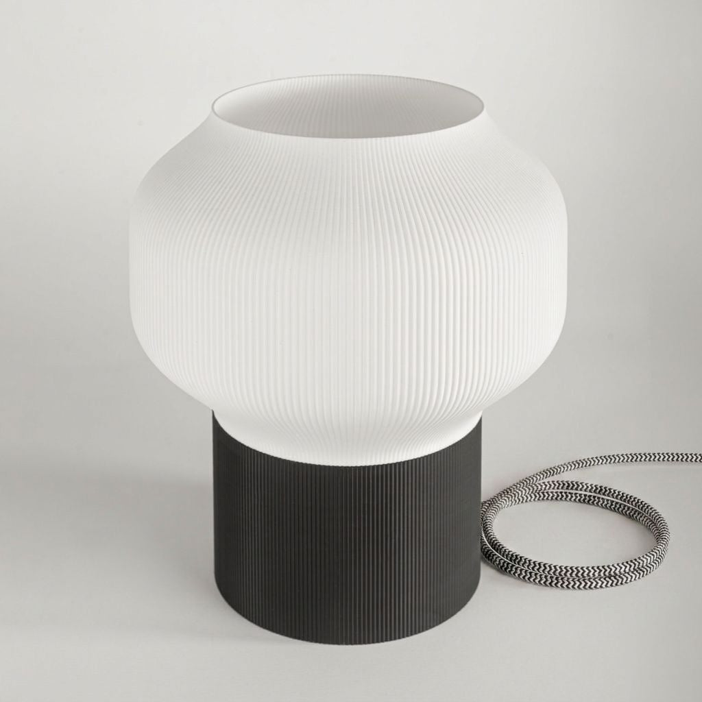 Detalhe das nervuras do difusor e fio trançado preto e branco da Luminária 04 – Vinga Estúdio
