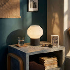 Luminária 04 em dois ambientes: sala de estar e home office, versatilidade decorativa da Vinga – Vinga Estúdio
