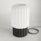 Detalhe da textura cilíndrica e fio trançado preto e branco da Luminária 06 – Vinga Estúdio
