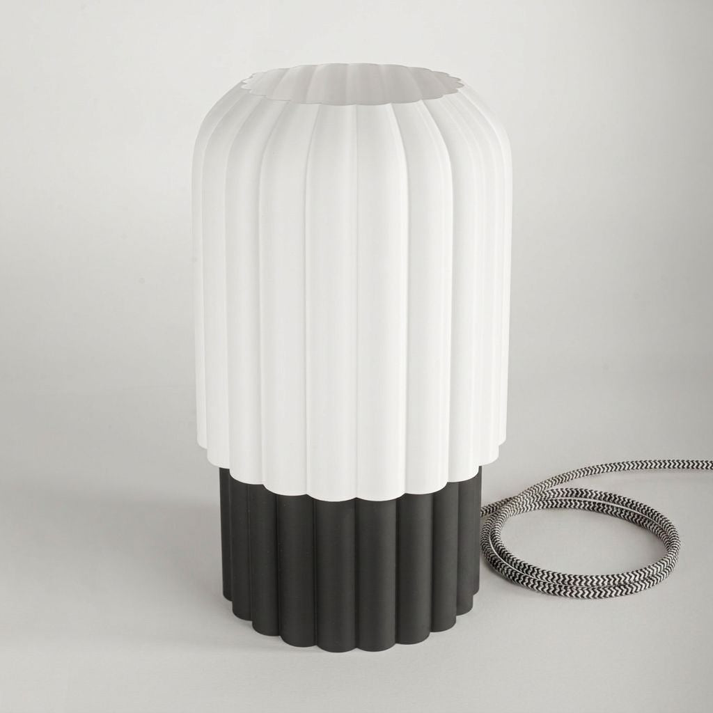Detalhe da textura cilíndrica e fio trançado preto e branco da Luminária 06 – Vinga Estúdio
